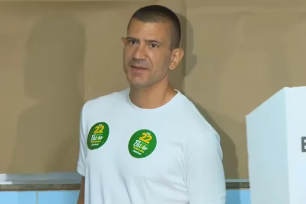 Governador eleito do Rio de Janeiro, Douglas Ruas, vota no RJ