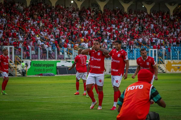 Jogadores do Sergipe comemoram vitória contra o Santa Cruz PE na Série D