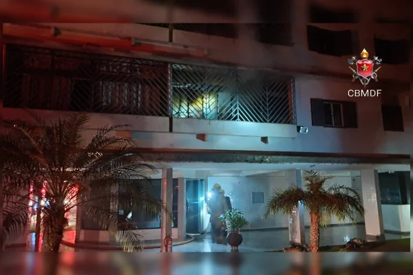 Incêndio atinge apartamento na Asa Sul e morador é levado ao hospital