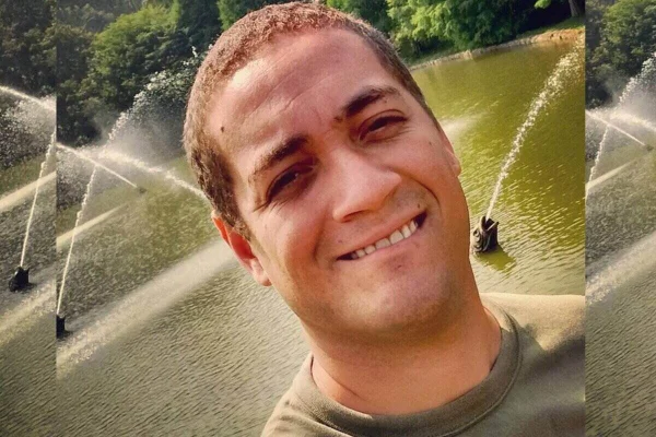 Homem branco, sem barba e cabelo curto com lago ao fundo, sob luz solar - Metrópoles