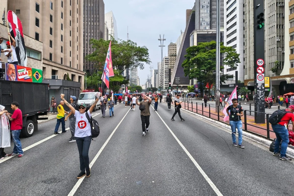 Apoiadores de Lula já ocupam Paulista para último grande ato do segundo turno Apoiadores de Lula já ocupam Paulista para último grande ato do segundo turno