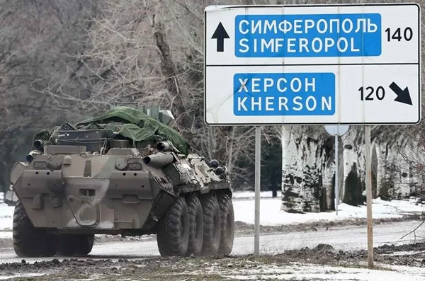 Após prédios destruídos em Kharkiv, russos dizem ter tomado Kherson. Na foto, tanque de guerra passa pela cidade - Metrópoles