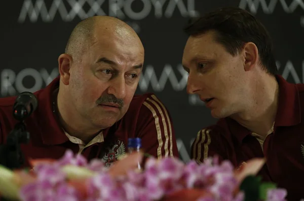 Stanislav Chercheso, técnico da seleção russa, à esquerda junto com auxiliar técnico