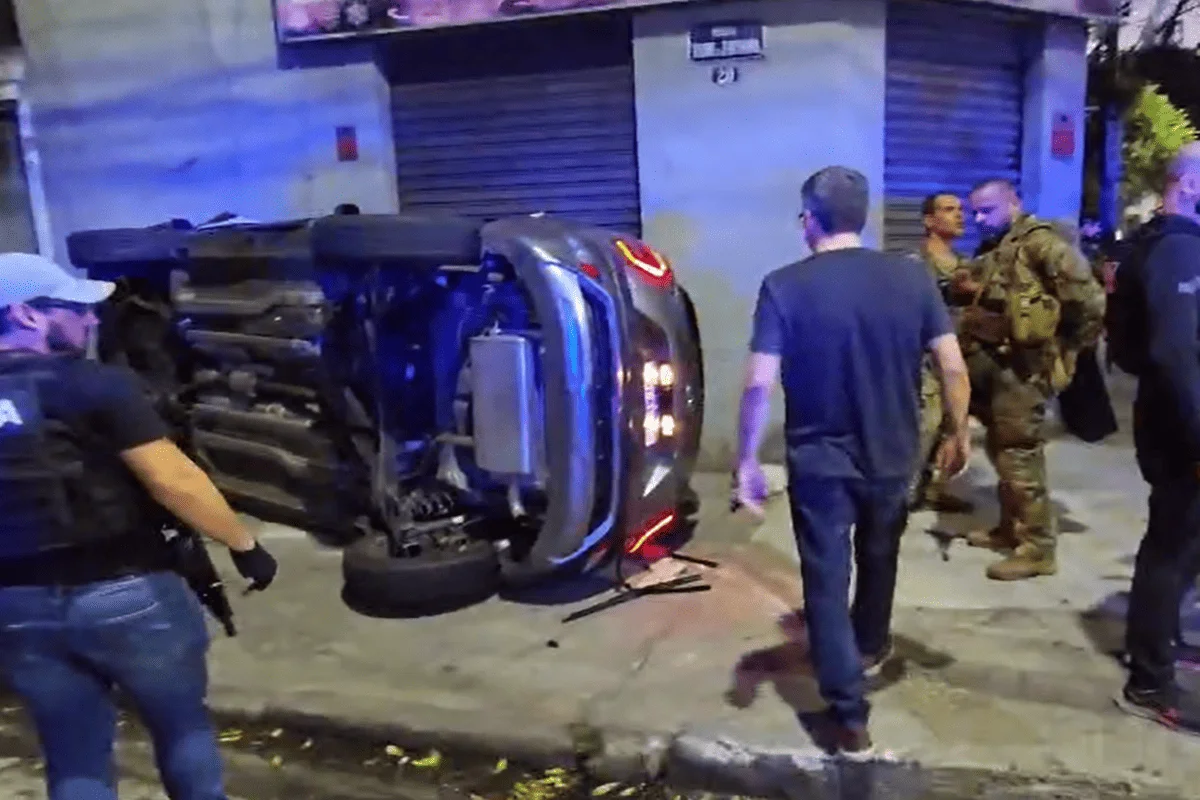 Perseguição no Rio: Carro Roubado Capota, Dois Suspeitos Presos