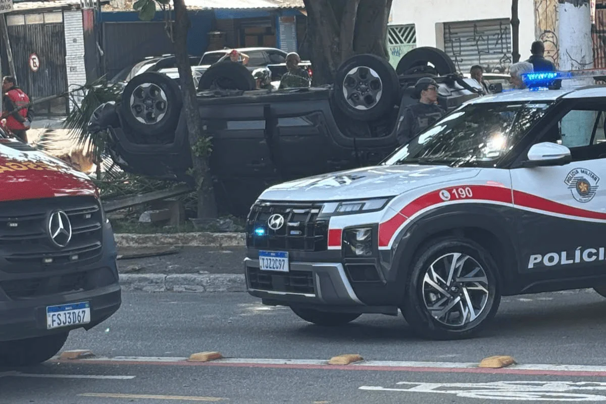 Carro bate em moto, sobe em calçada e deixa um morto e 4 feridos em SP - imagem 3 Carro bate em moto, sobe em calçada e deixa um morto e 4 feridos em SP - imagem 3