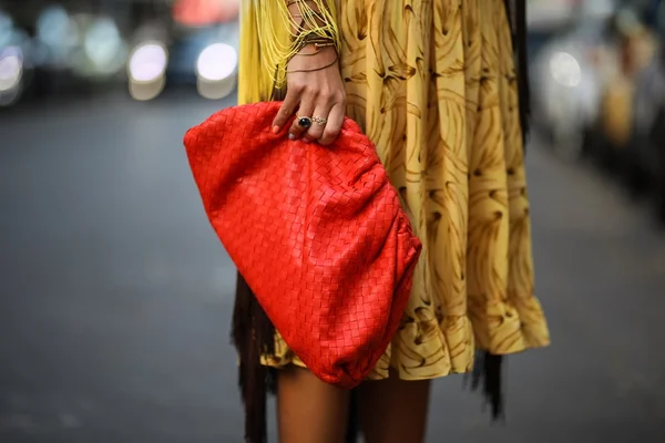 The Pouch: modelo da Bottega Veneta é a bolsa do momento