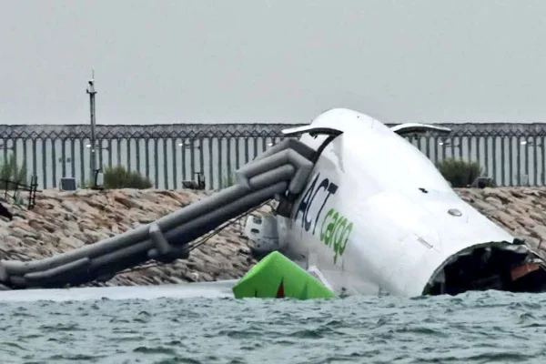 Imagem colorida de avião que derrapou em Hong Kong