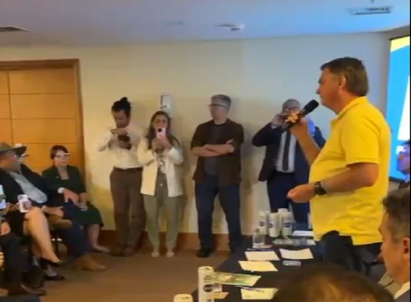 Vídeo: “Se pensasse em mim, já estaria fora do Brasil”, diz Bolsonaro