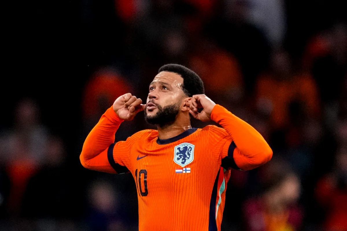 Foto colorida de Memphis Depay - Metrópoles