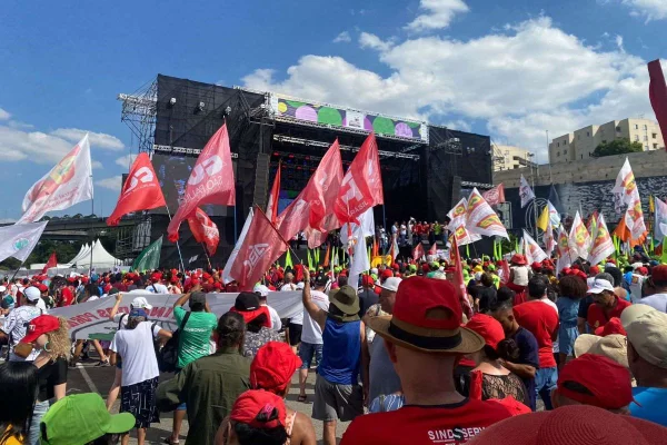 Foto colorida de Ato das centrais sindicais pelo 1º de Maio no estacionamento da arena Corinthians, com a presença de Lula - Metrópoles