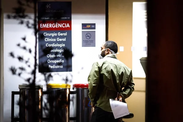 Temor por coronavírus faz brasilienses circularem com máscaras