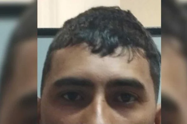 Imagem colorida de homem olhando para a tela