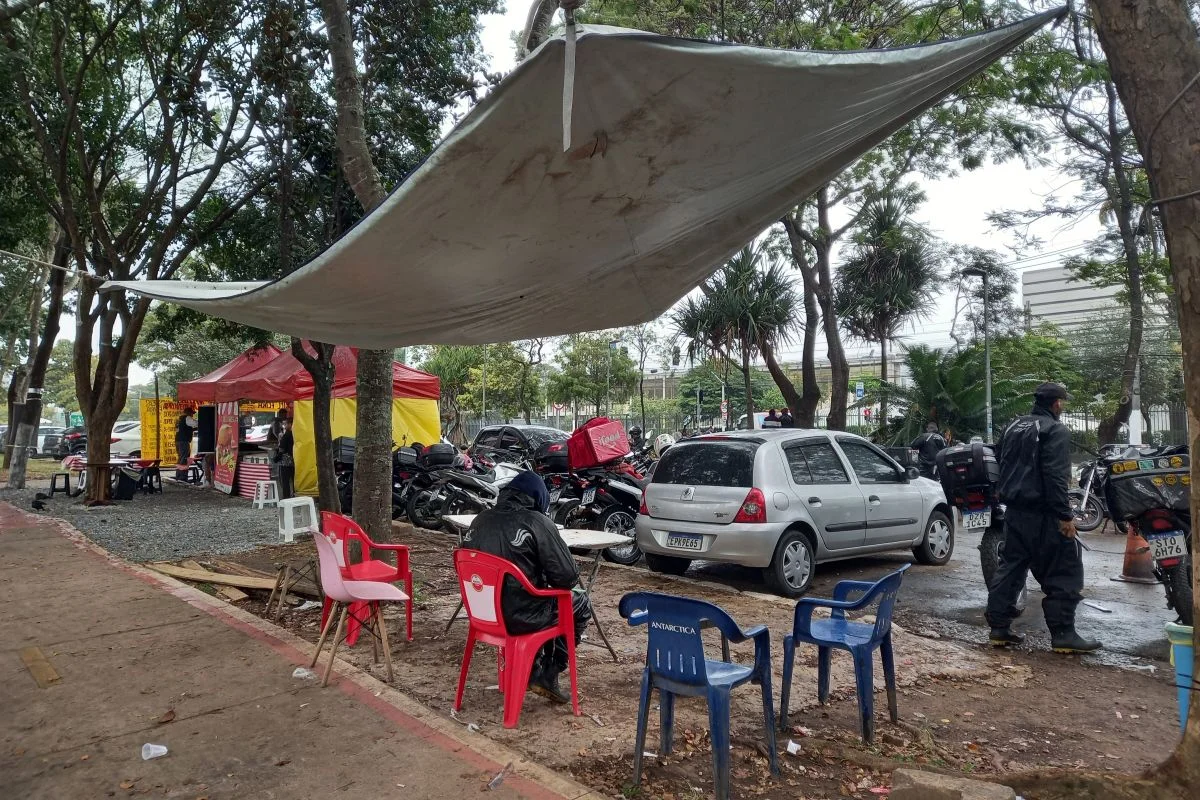 Ponto de apoio improvisado em frente ao SP Market - Metrópoles Ponto de apoio improvisado em frente ao SP Market - Metrópoles