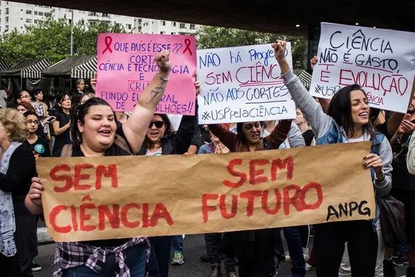 Marcha pela Ciência reúne cerca de mil pessoas na Avenida Paulista