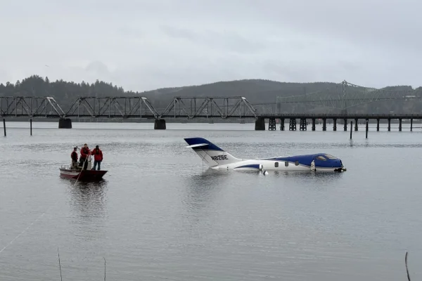 Imagem colorida, Avião derrapa na pista, cai na água e deixa 5 hospitalizados nos EUA - Metrópoles