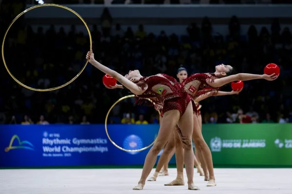 Imagem colorida da apresentação brasileira em conjuntos no Mundial de Ginástica
