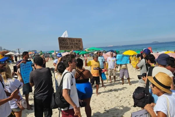 Manifestantes contra a PEC das praias em Ipanema - Metrópoles