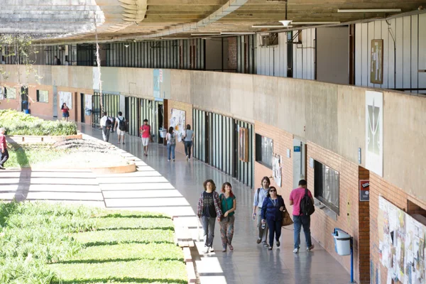 A cada 10 alunos que entram na UnB, quatro abandonam o curso