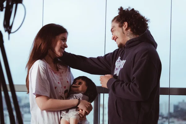 Sofia Santino e Whindersson Nunes em cena do filme 4 A Posição da Morte - Metrópoles