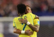 Neymar e Vini Jr. se abraçam após vitória da Seleção Brasileira sobre a Escócia