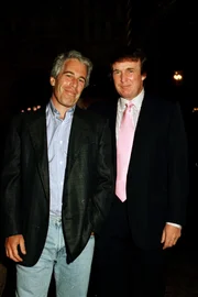 A foto foi tirada em 1997. Jeffrey Epstein e Donald Trump participavam de um evento realizada no resort Mar-a-Lago Club 