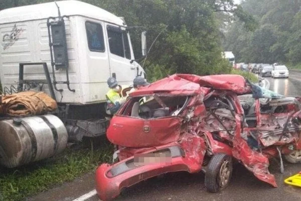 mulher morre acidente carro moto joinville