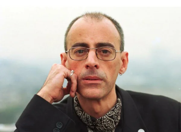 Fotografia colorida de Caio Fernando Abreu, autor da peça A comunidade do arco-íris