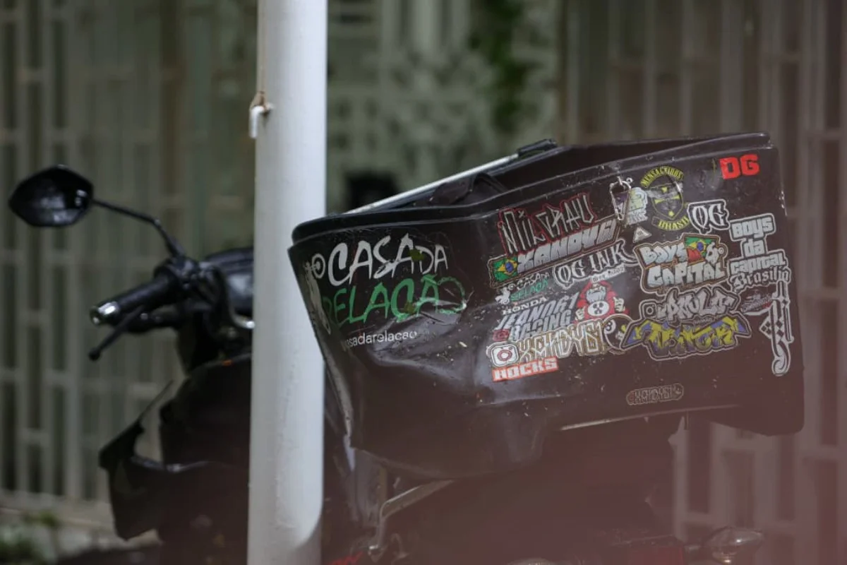 Uma moto também foi atingida pela queda da árvore Uma moto também foi atingida pela queda da árvore