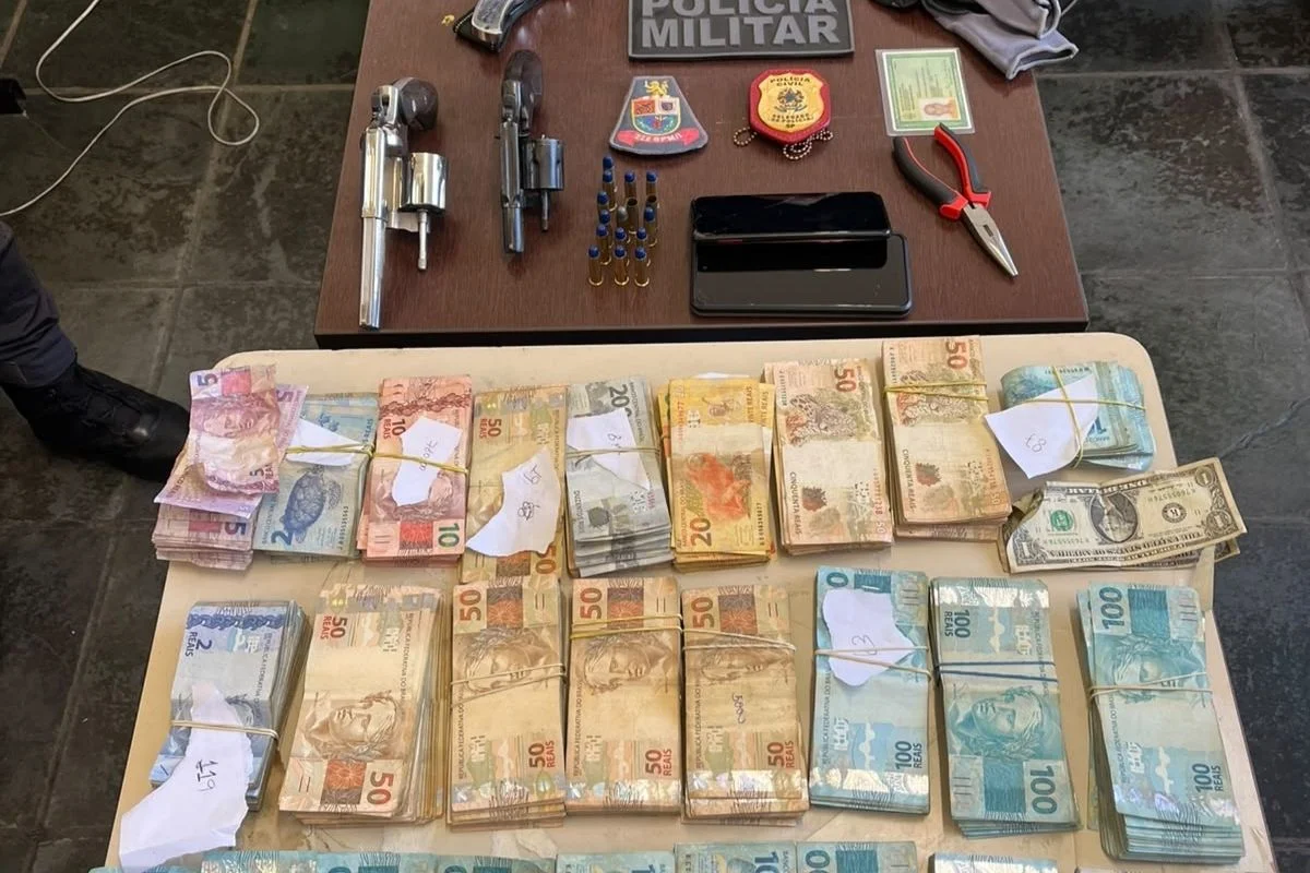 Polícia Militar recuperou R$ 186 mil e apreendeu armas usadas no latrocínio. Polícia Militar recuperou R$ 186 mil e apreendeu armas usadas no latrocínio.