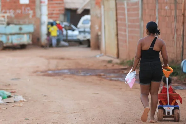 Cidades de baixa renda já são 16% dos casos de coronavírus no DF
