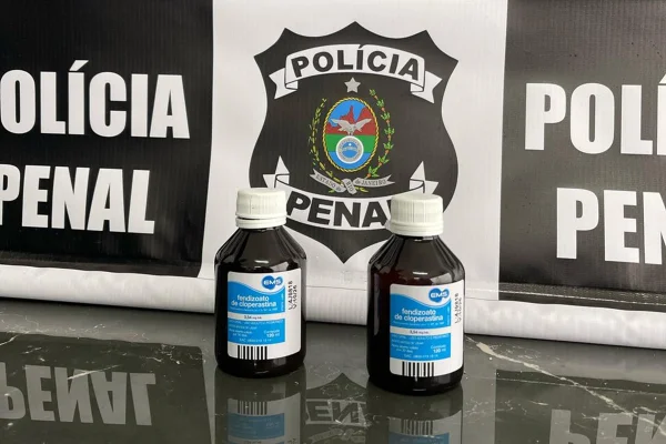 Imagem colorida mostra frascos de xarope usados para transporte de droga | Metrópoles