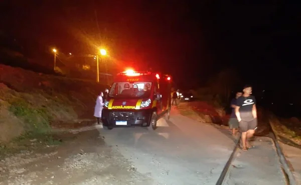 Homem perde o pé ao ser atropelado por trem no Dia dos Pais