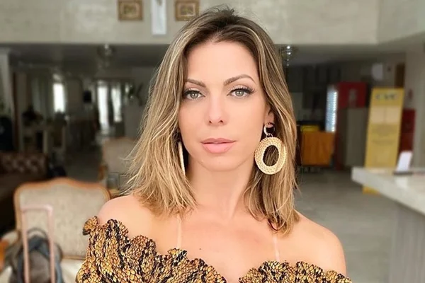 Solteira, Sheila Mello quase mostra seios com decotão até umbigo