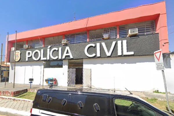 Imagem colorida de delegacia de Caçapava. Metrópoles