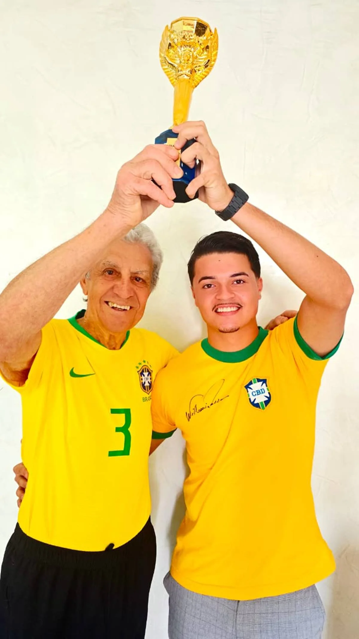 Wilson Piazza e Biel Silva, ator que o interpretou na série Brasil 70 Wilson Piazza e Biel Silva, ator que o interpretou na série Brasil 70