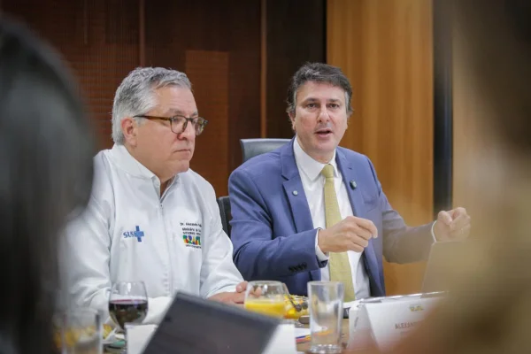 Imagem colorida, ministro da Saúde, Alexandre Padilha e miistro da Educação, Camilo Santana