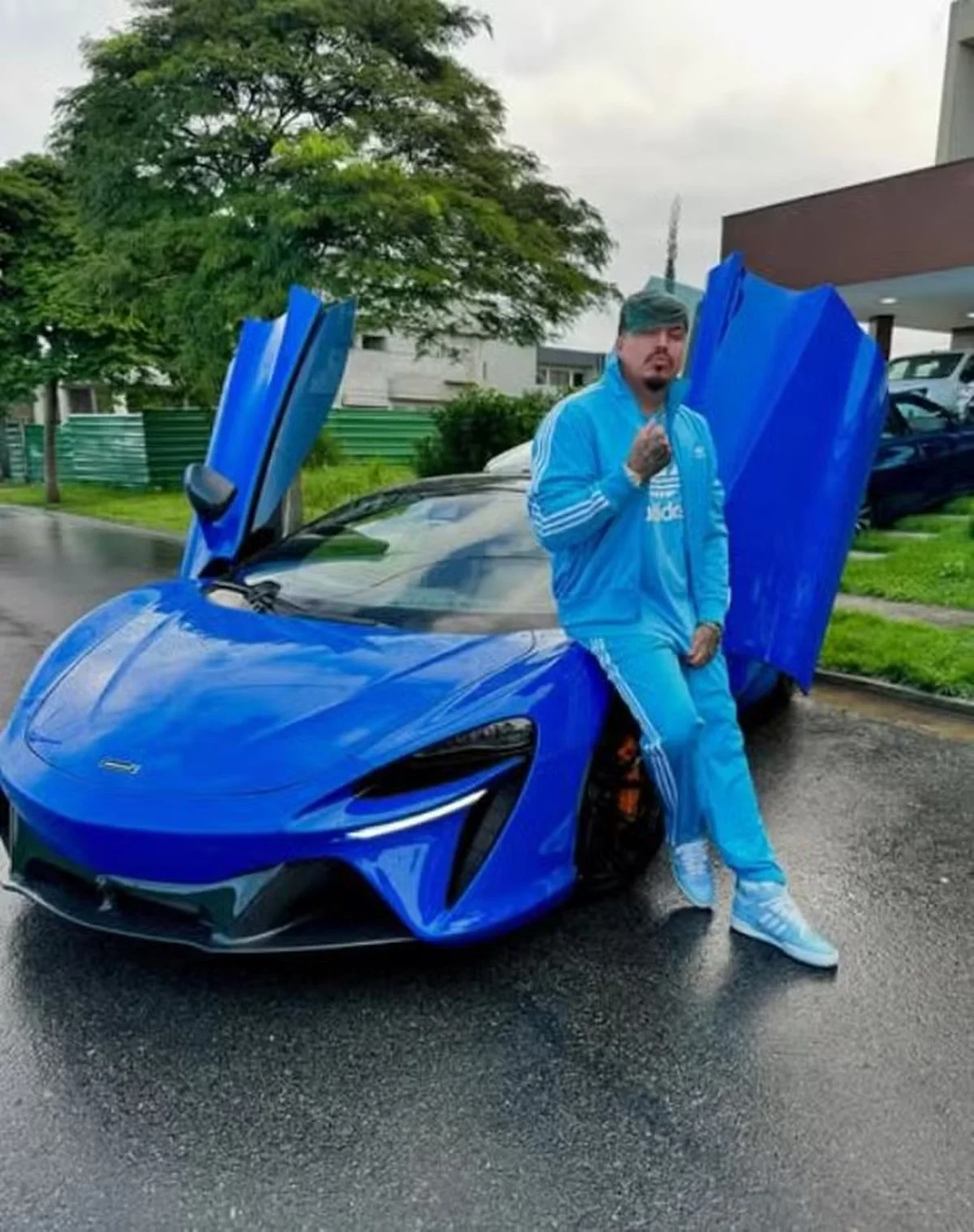 Israel Vicente, marido de Hytalo Santos, ao lado de carro de luxo McLaren Israel Vicente, marido de Hytalo Santos, ao lado de carro de luxo McLaren