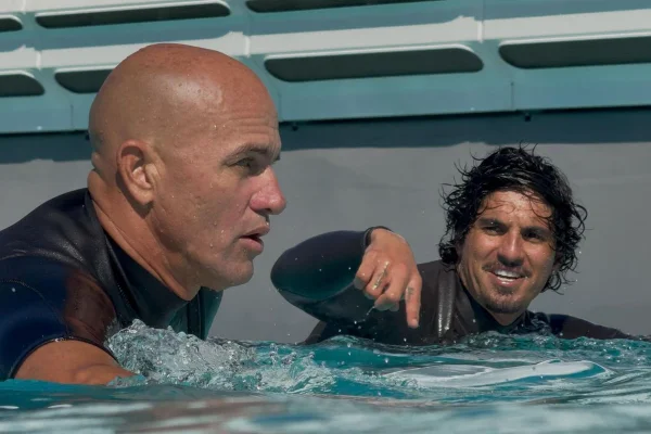Foto colorida de Kelly Slater e Gabriel Medina - Metrópoles