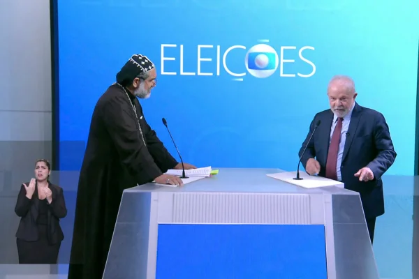 Padre Kelmon Souza e Luiz Inacio Lula da Silva durante debate presidenciaveis eleicoes 2022 TV globo candidatos
