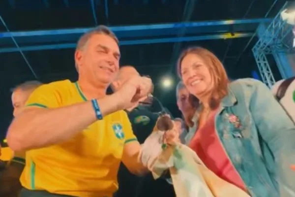 Sem citar Michelle, Flávio diz estar “mais forte do que nunca” - destaque galeria Sem citar Michelle, Flávio diz estar “mais forte do que nunca” - destaque galeria
