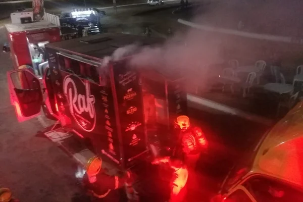 Cozinha de food truck pega fogo em Praça do Cruzeiro