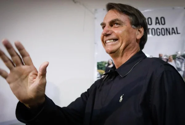 Bolsonaro reclama que preço do combustível não reduziu nas bombas