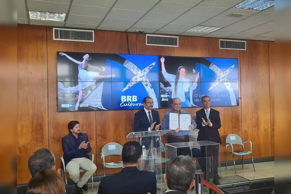 O governador Ibaneis Rocha exibe documento assinado para a reforma do Teatro Nacional, ao lado do secretário de cultura, presidente do BRB e autoridades no Palácio do Buriti- Metrópoles