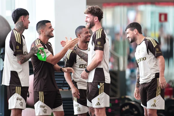 Elenco do Flamengo celebra convocação de defensores para a Seleção