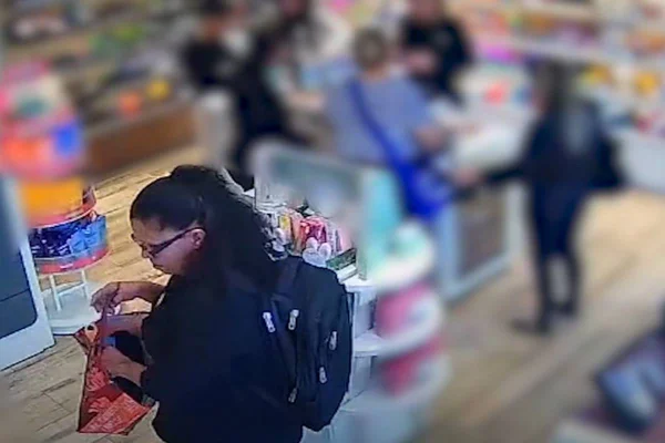 Vídeo: venezuelana furta perfumes, cremes e xampu em shopping do DF