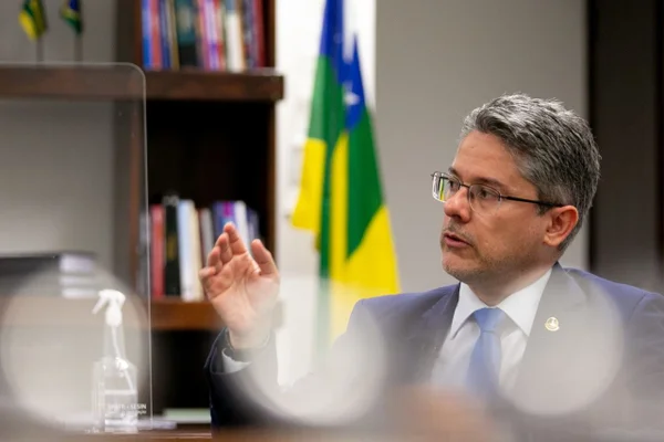 O repórter Victor Fuzeira entrevista o senador Alessandro Vieira