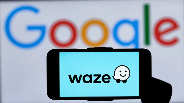Imagem colorida de logotipos de Google e Waze