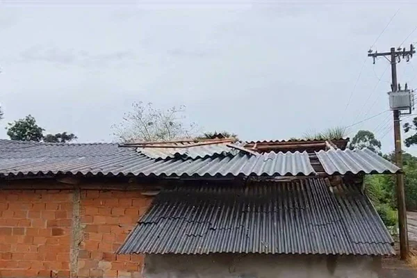 Foto colorida de estrago causado por temporal em Santa Catarina - Metrópoles