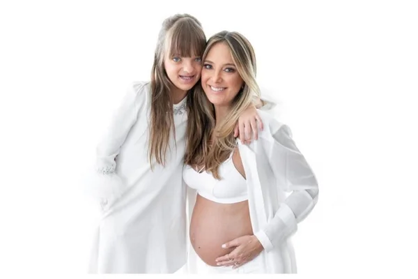 Rafaella Justus posa com a irmã recém-nascida no colo