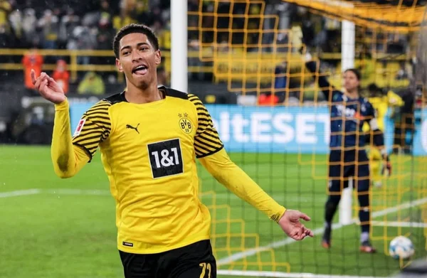 Imagem colorida de Bellingham pelo Borussia Dortmund